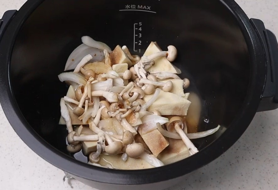 ホットクックの内鍋に高野豆腐の卵とじの材料を入れたところ