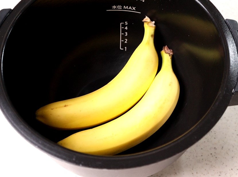 ホットクックの内鍋にバナナを入れているところ