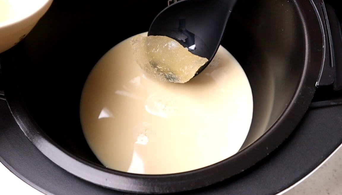 ホットクックで温めた豆乳にゼラチンを溶かす