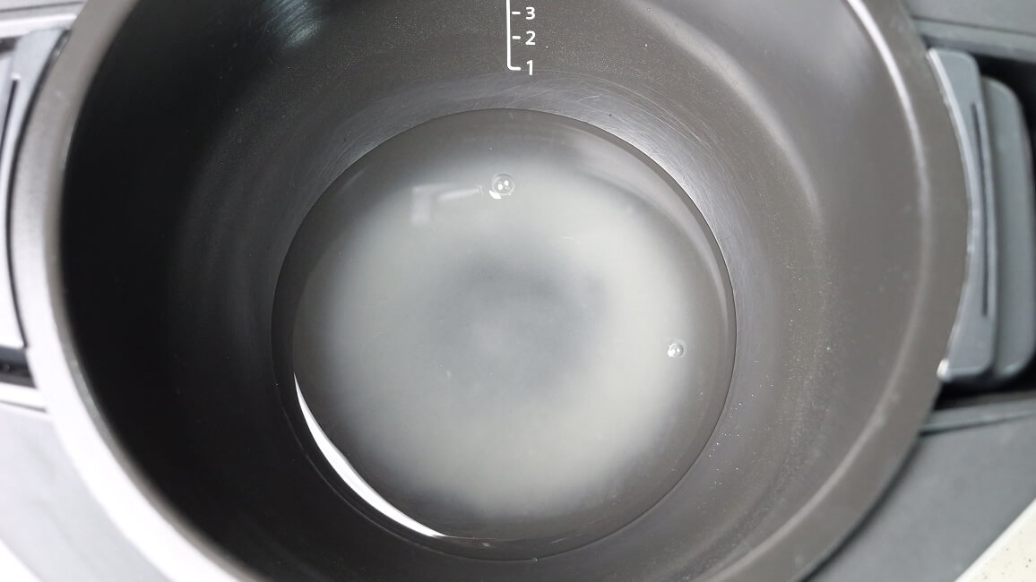 ホットクックで琥珀糖作り、内鍋に水と寒天を入れる