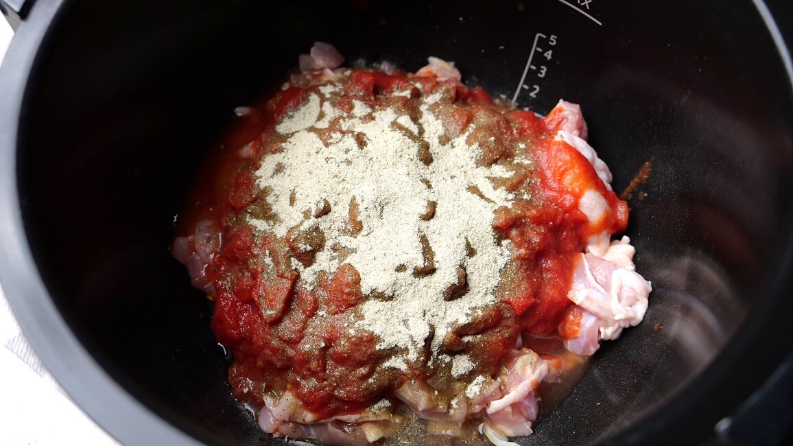 カルディのトマト煮こみシーズニングの材料を鍋に入れたところ