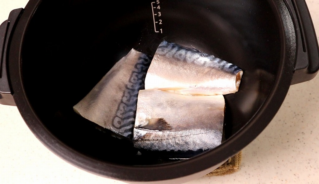 ホットクックの内鍋に塩サバを並べたところ